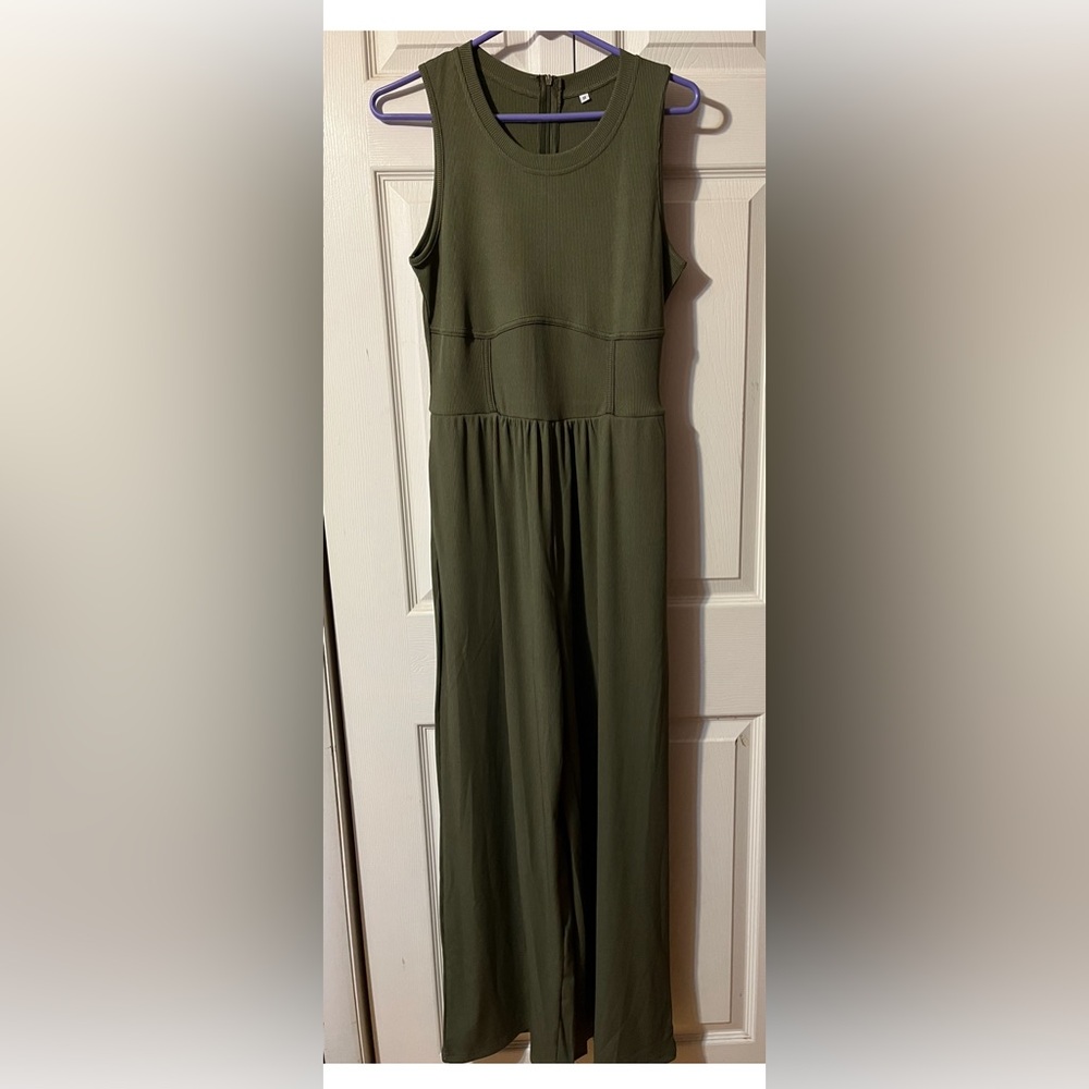 Olive Green Women’s Wide Leg Flowy Back Zip Jumpsuit With Pockets Size M NWT’s